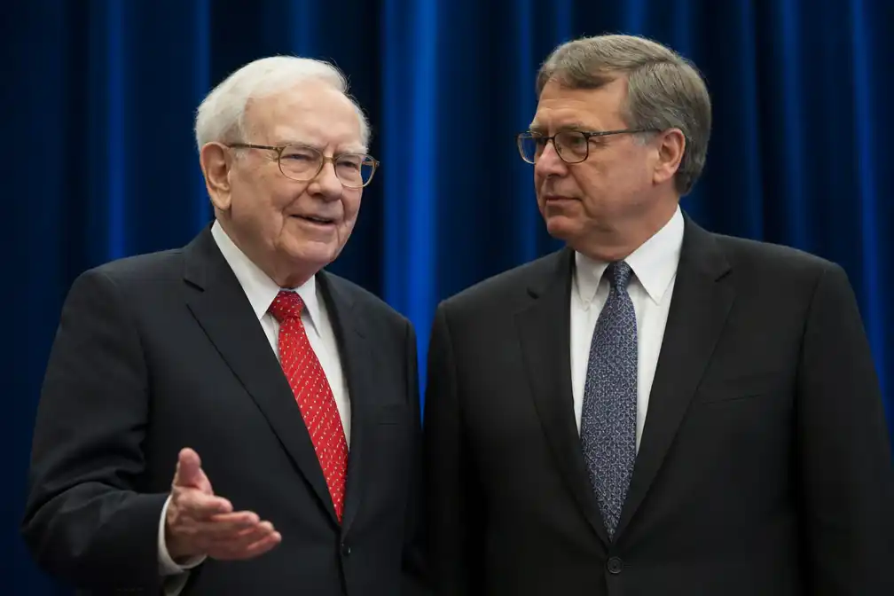 Warren Buffett (96) stopt als voorzitter Berkshire Hathaway, zoon Howard volgt hem op