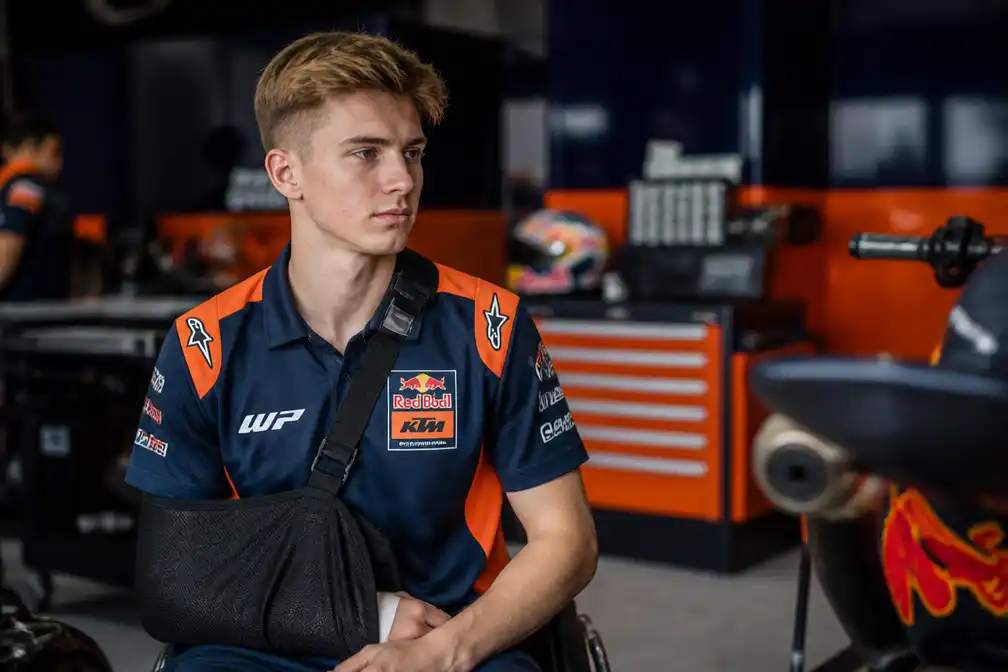 Collin Veijer breekt sleutelbeen bij trainingscrash en mist Moto2-race in Oostenrijk