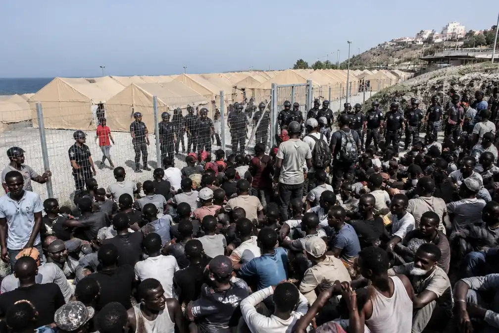Politie begint operatie om migranten van stranden in Ceuta naar tentenkamp te brengen