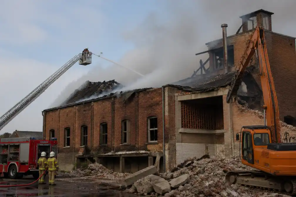 Brand op dak voormalige confituurfabriek Aldia tijdens afbraakwerken