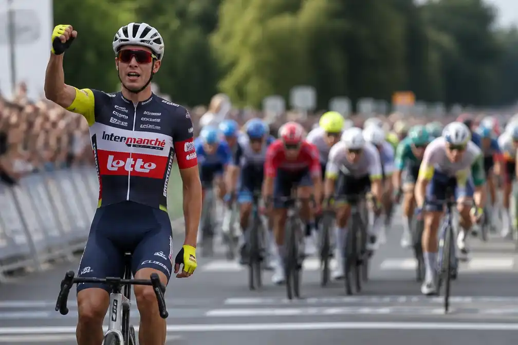 Van Eetvelt wint derde etappe in Ronde van Slovakije en pakt leiderstrui