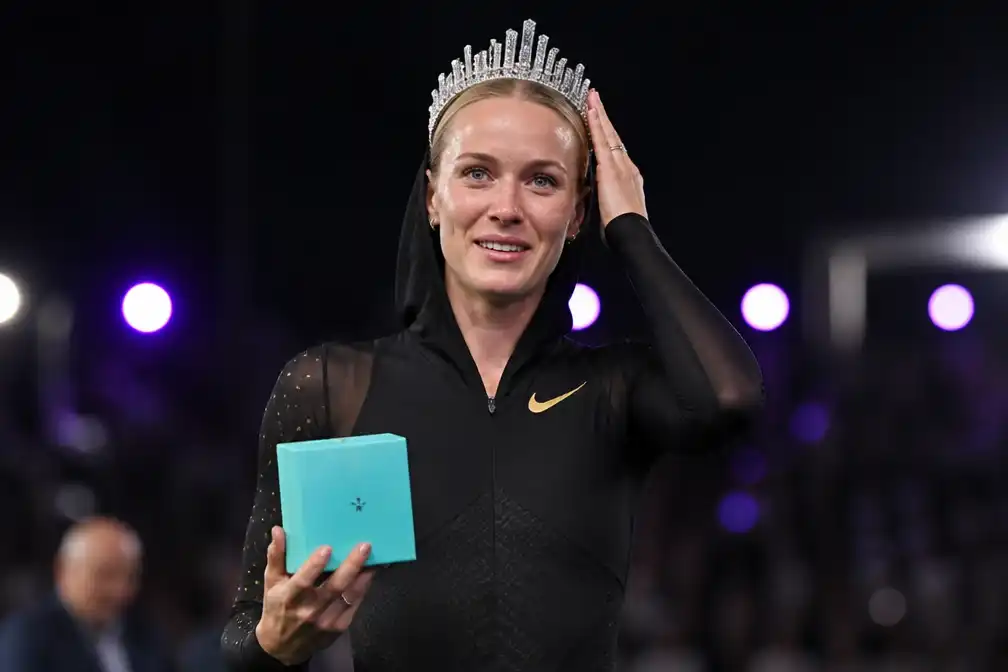 Hodgkinson wint 800 meter bij Athlos in Londen in opvallend pak