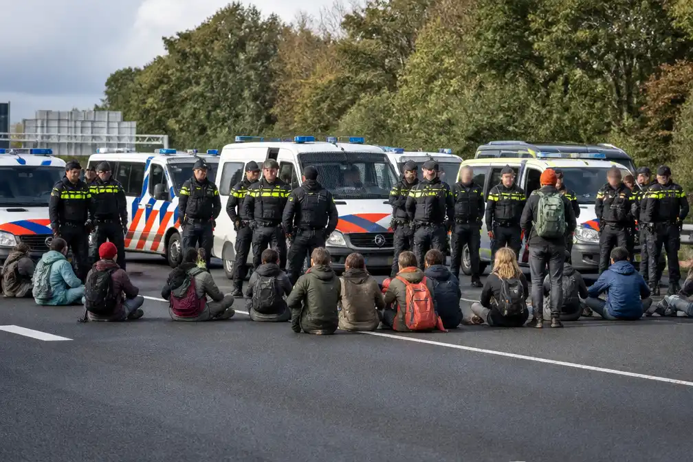 Politie houdt XR-activisten tegen bij poging A12 bij Zevenaar te blokkeren