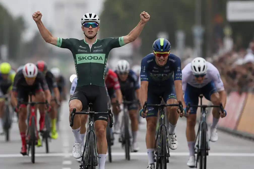 Deen Henrik Pedersen wint Flandrien 0.0 Classic vanuit kopgroep van veertien