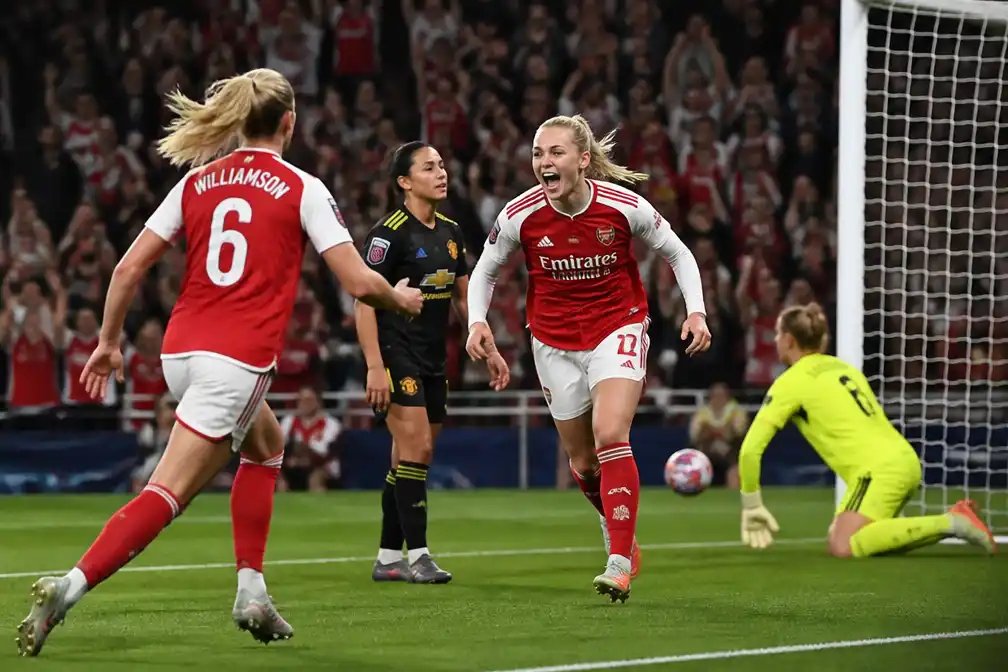 Holmberg redt punt voor Arsenal, eerste punt voor Man Utd onder Olid