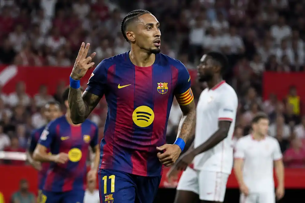 Raphinha maakt hattrick bij 3-1-zege van Barcelona in Sevilla