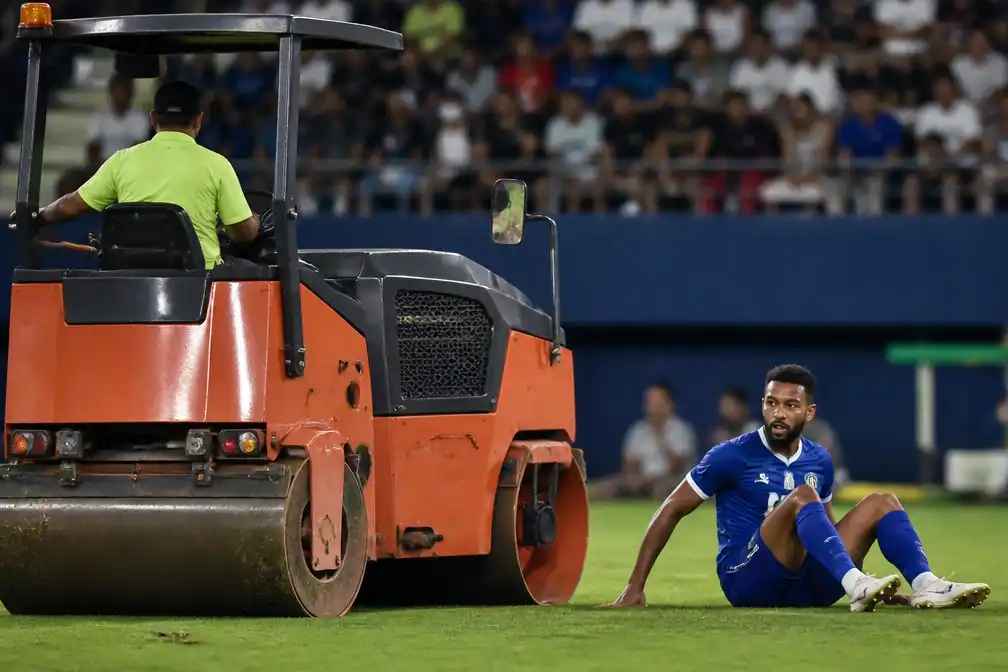 Andros Townsend ongedeerd na aanrijding door veldwals in Thaise competitie