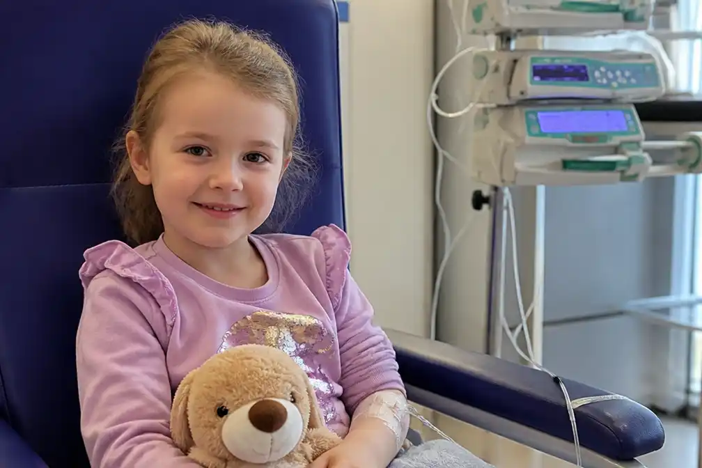 Fien (5) haalt duizenden euro's op voor onderzoek naar nierziekten