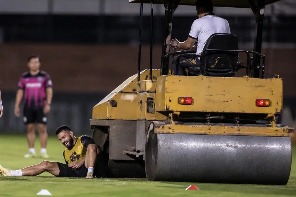 Andros Townsend ongedeerd na aanrijding door veldwals in Thailand