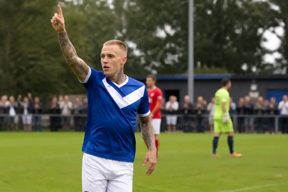 Rick Karsdorp scoort twee keer voor amateurclub VV Schoonhoven in 5-1 zege