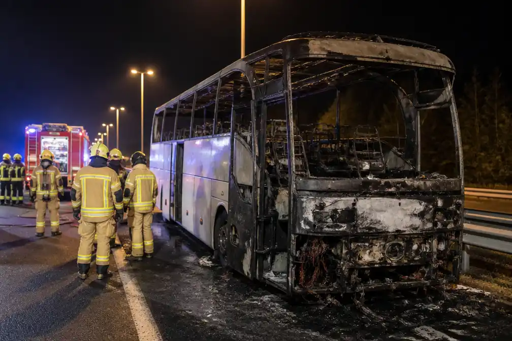 Bus met fanfare Vermaak Na Arbeid uit Rijkevorsel vat vuur op Nederlandse snelweg