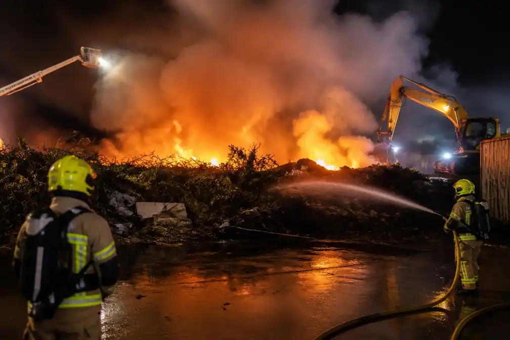 Grote brand in afvalbergen bij gesloten afvalverwerker Dinxperlo