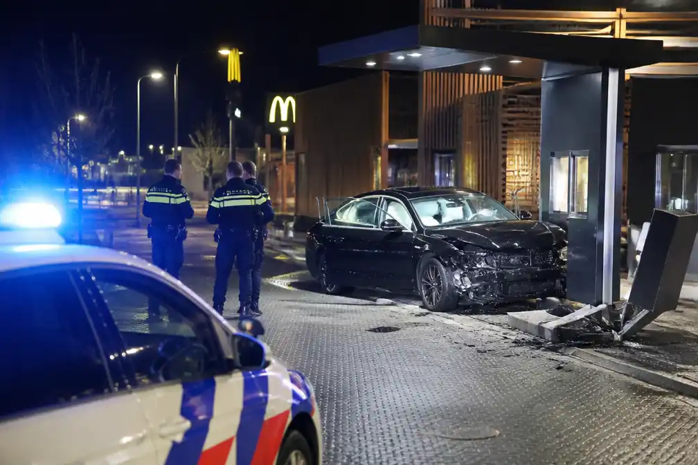 Politieachtervolging in Udenhout eindigt met crash in McDrive