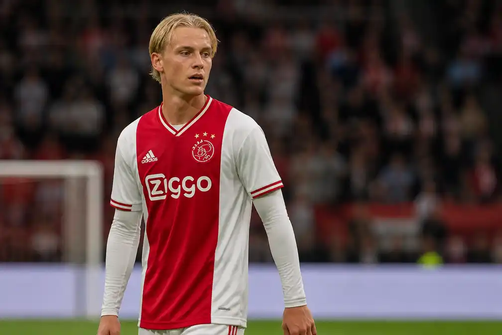 Ajax-spits Kasper Dolberg langere tijd uitgeschakeld met knieblessure