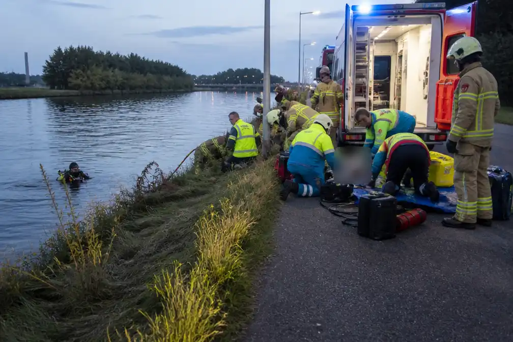 23-jarige bestuurder overleden nadat auto in Albertkanaal in Genk belandt