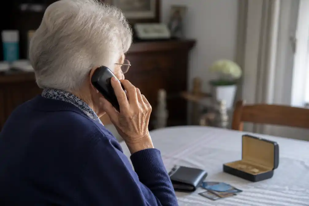 Vrouw (72) uit Ede bijna spaargeld kwijt aan nep-bankmedewerkers, thuiszorg grijpt in