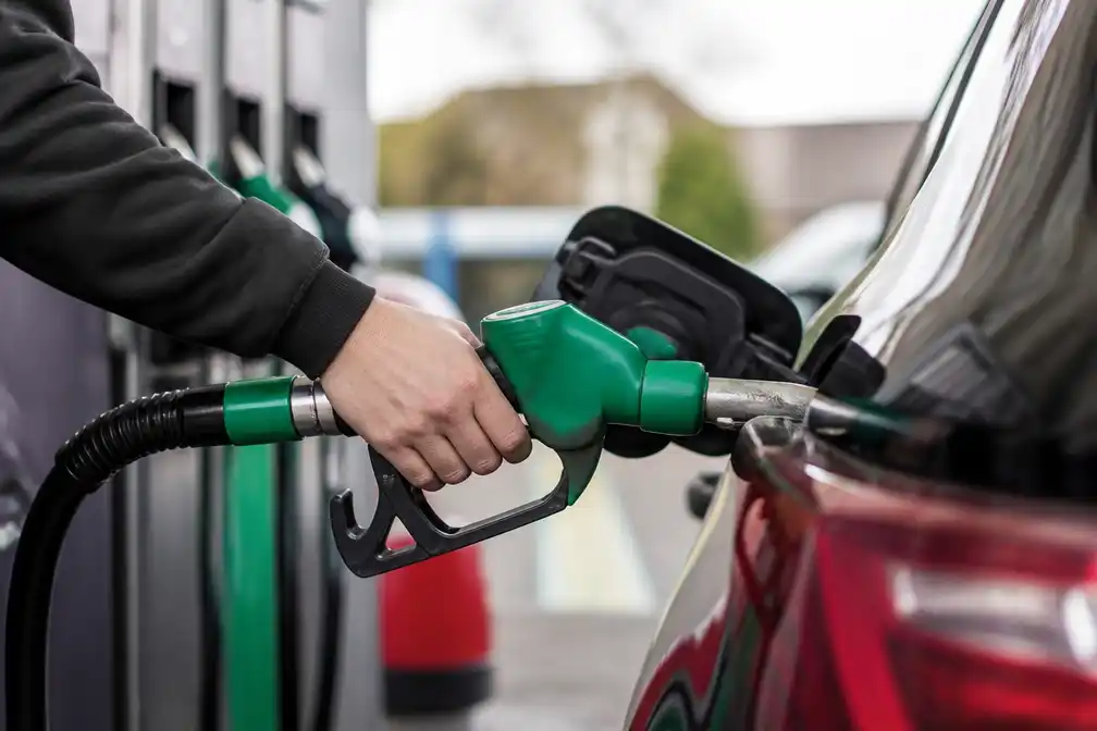 Gemiddelde adviesprijs benzine bereikt record van 2,727 euro per liter