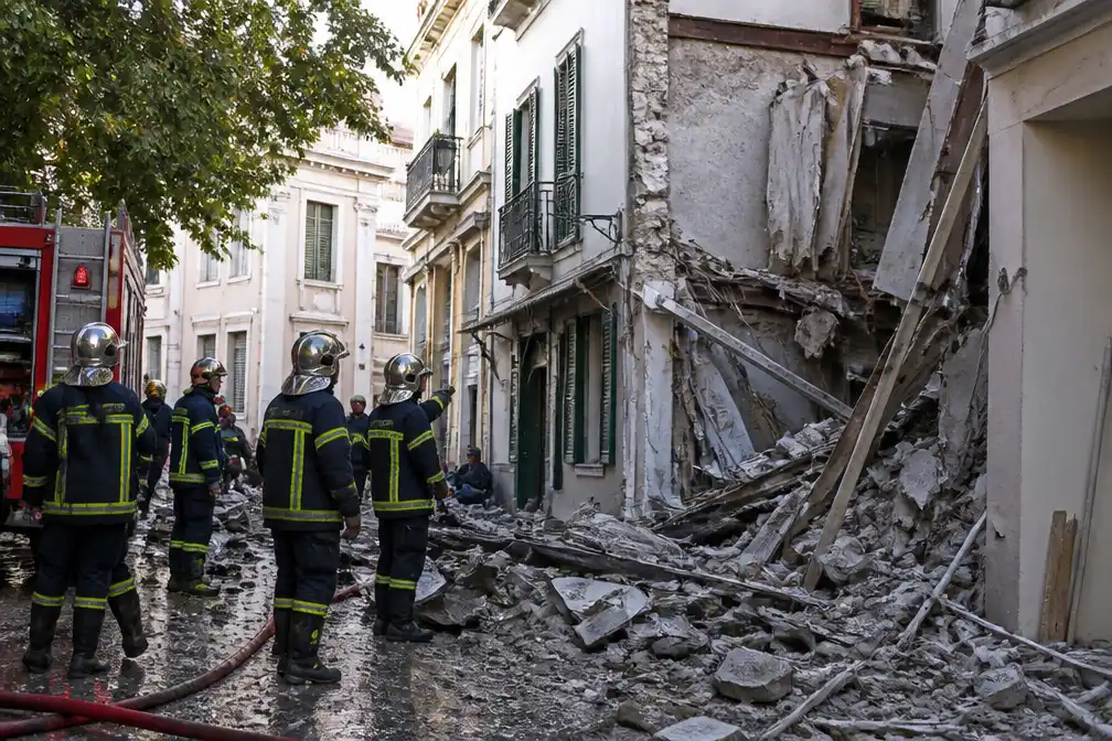 Explosie in Atheense wijk Plaka: gebouw stort in, één gewonde en twee vrouwen gered