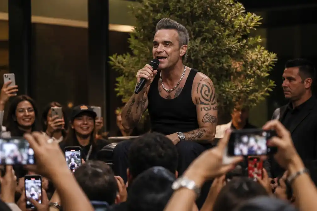 Robbie Williams geeft spontaan optreden in Lima na afgelast concert