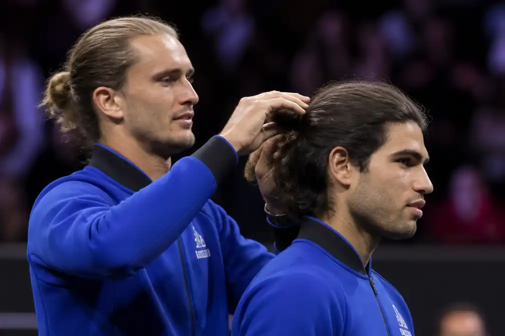 Zverev helpt Alcaraz aan een paardenstaart tijdens de Laver Cup in Londen