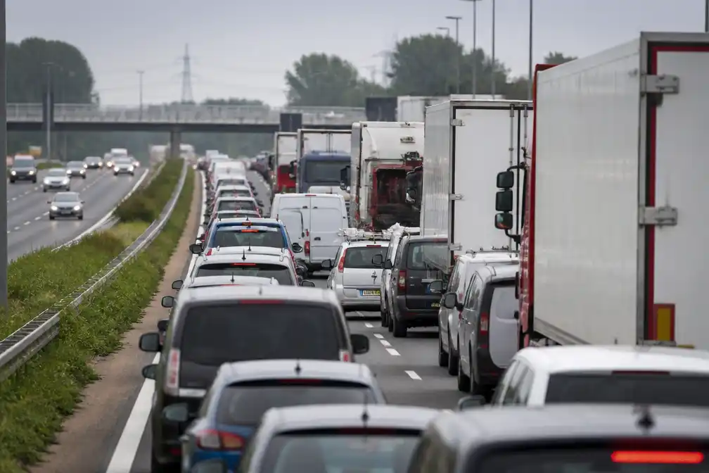 Merwedebrug tot maandagochtend dicht: opmerkelijk lange files rond de A27