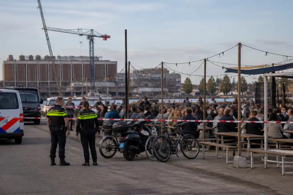 Man doodgeschoten op druk terras bij NDSM-kade in Amsterdam-Noord