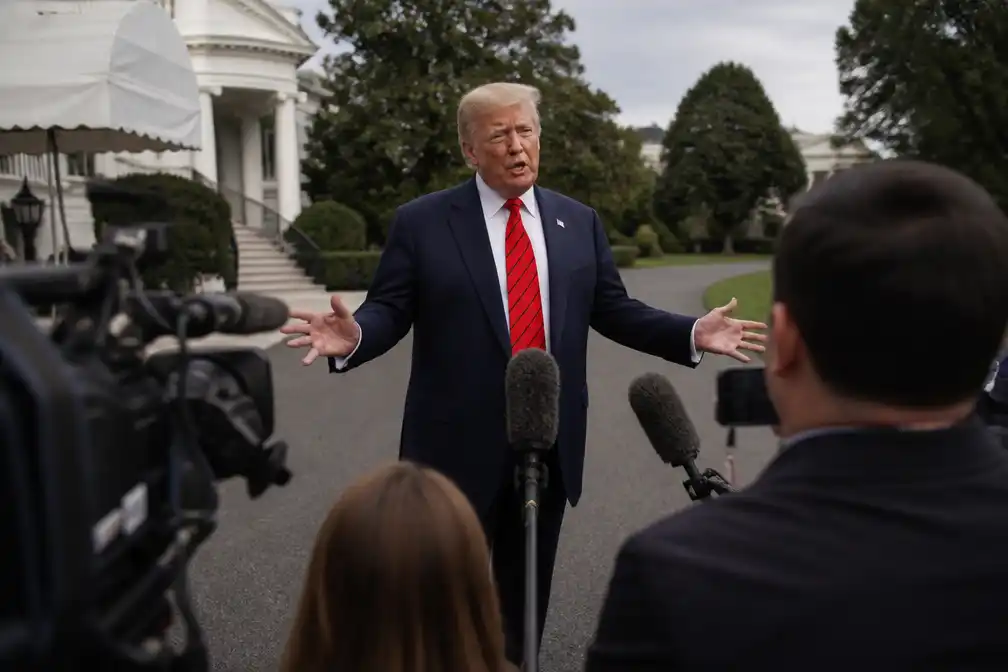 Amerikaanse media hervatten verslaggeving rond Trump na mediaverbod