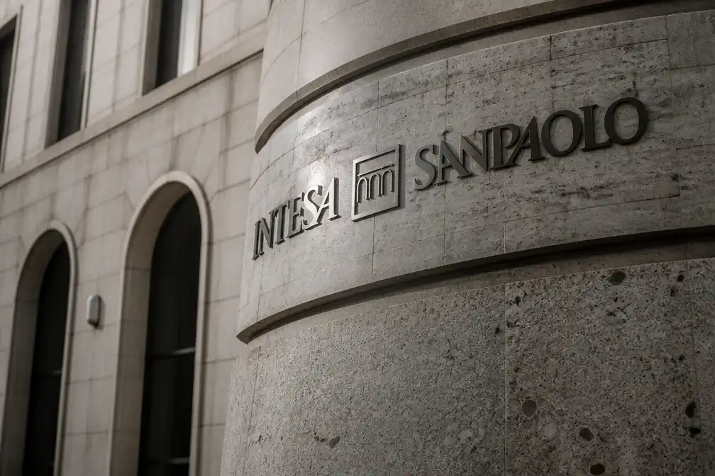 Oplichters stelen 95 miljoen euro van Intesa Sanpaolo met AI-stemmen