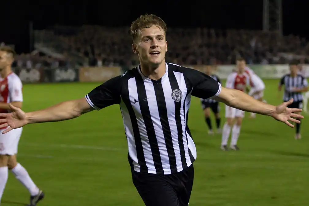 Amateurvoetballer Mats Grotenbreg (28) overleden na aanvaring met boot tijdens zwemmen