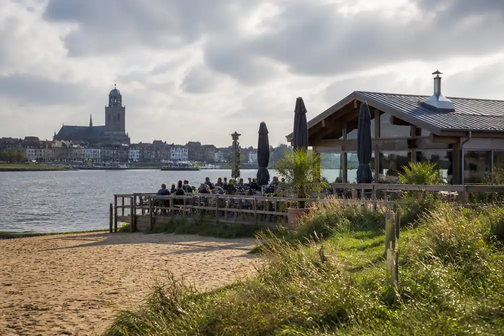 Strandtent Meadow in Deventer dreigt te verdwijnen door natuurregels