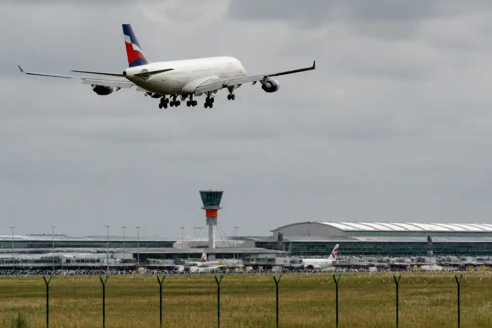 Britse premier Burnham spreekt geen steun uit voor derde baan Heathrow