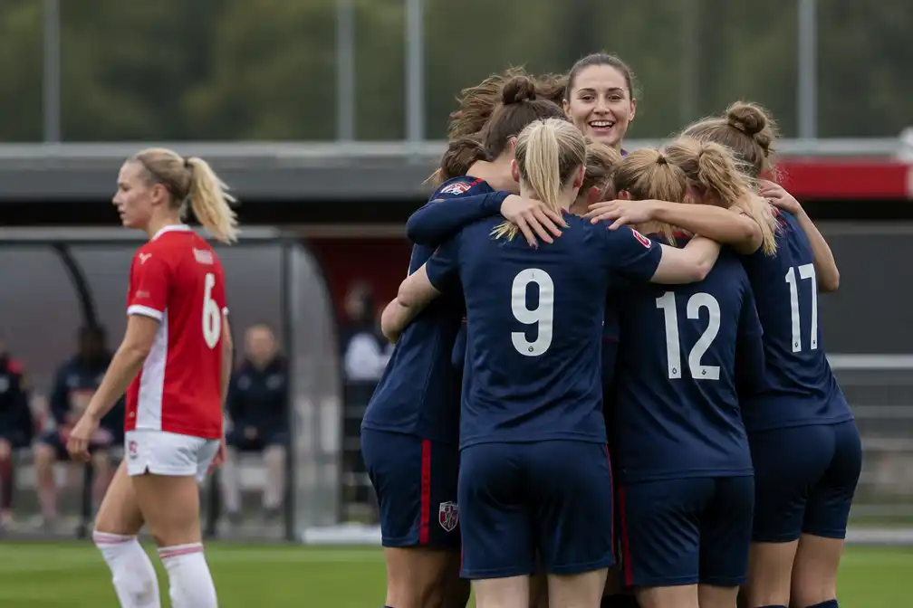Vrouwen FC Twente verstevigen koppositie met 5-0 zege bij AZ