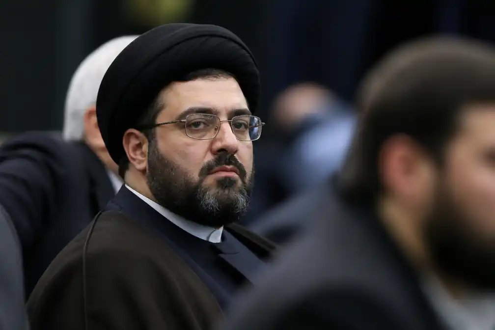 Iraanse leider Mojtaba Khamenei ontsnapte twee keer aan de dood, zegt geestelijke