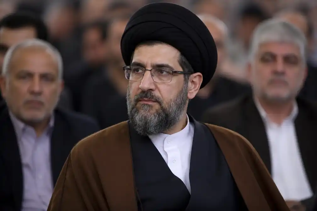 Iraanse leider Mojtaba Khamenei overleefde volgens geestelijke twee aanslagen