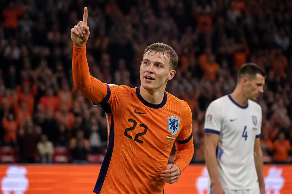 Meerdink schiet Oranje met twee goals langs Servië in Nations League