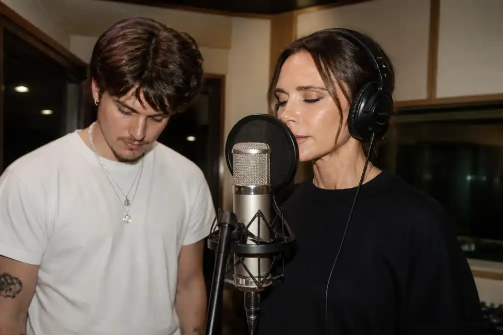 Victoria Beckham duikt met zoon Cruz de studio in