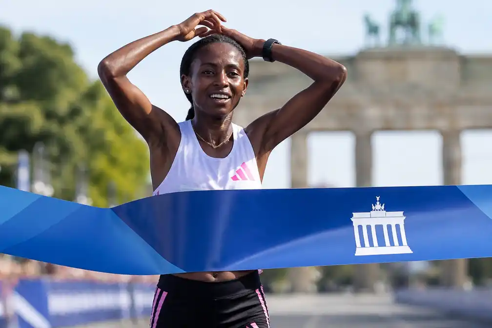 Assefa maanden uitgeschakeld: achillespeesoperatie na zege in marathon van Berlijn