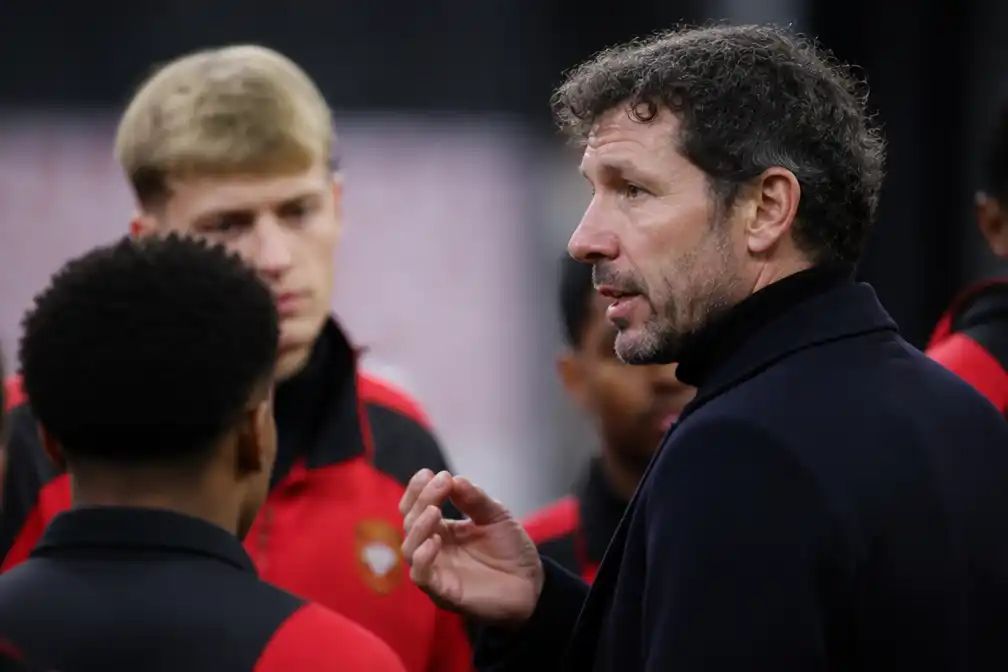Van Bommel wint Rode Duivels snel voor zich, Frankrijk wacht na 0-2 in Italië