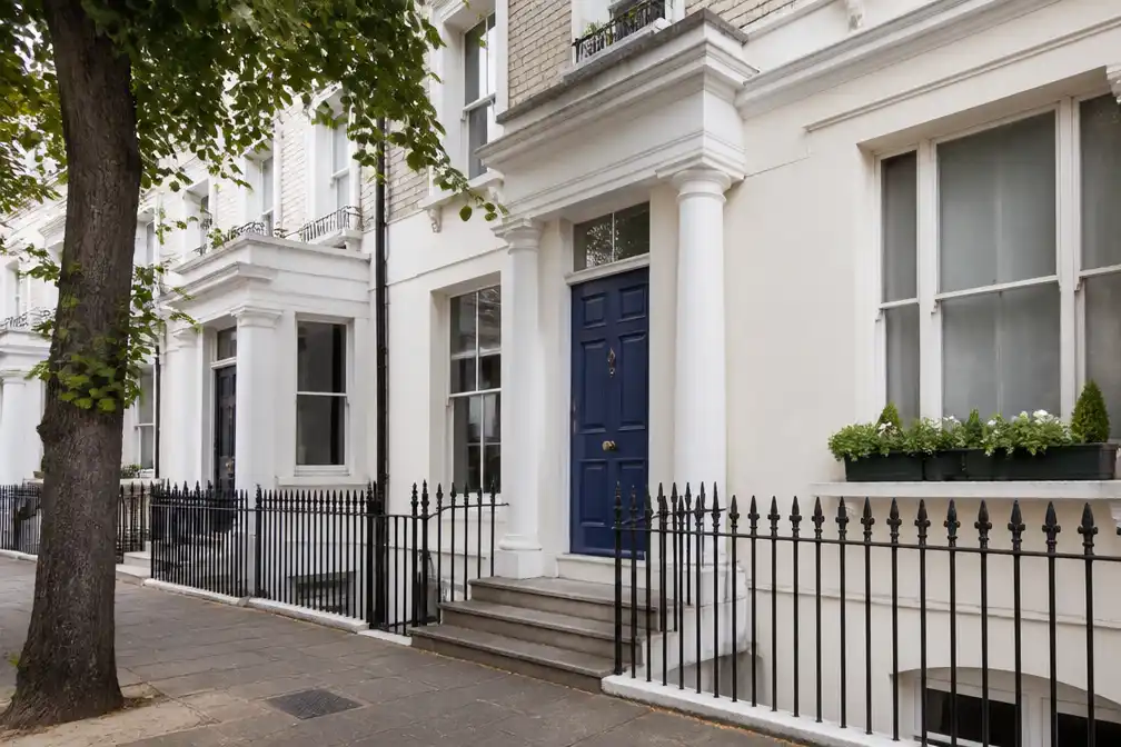Notting Hill-huis met bekende blauwe deur verkocht voor meer dan 9 miljoen euro