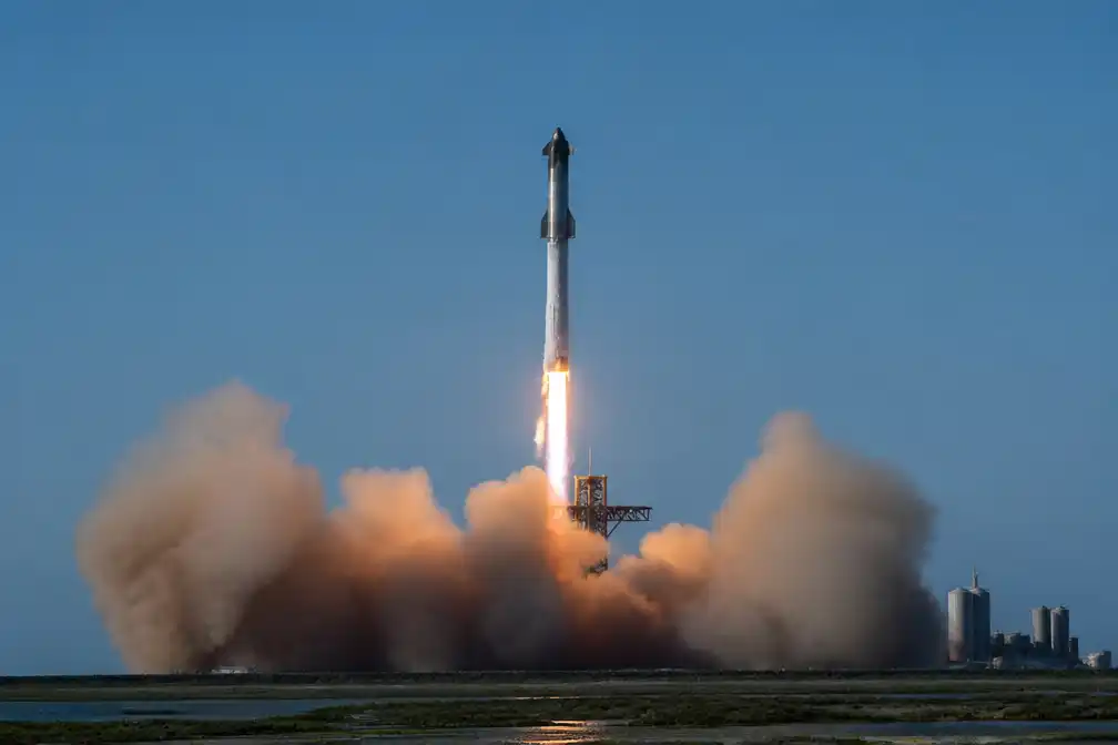 Starship van SpaceX bereikt voor het eerst een baan om de aarde en landt vroeger door motorprobleem
