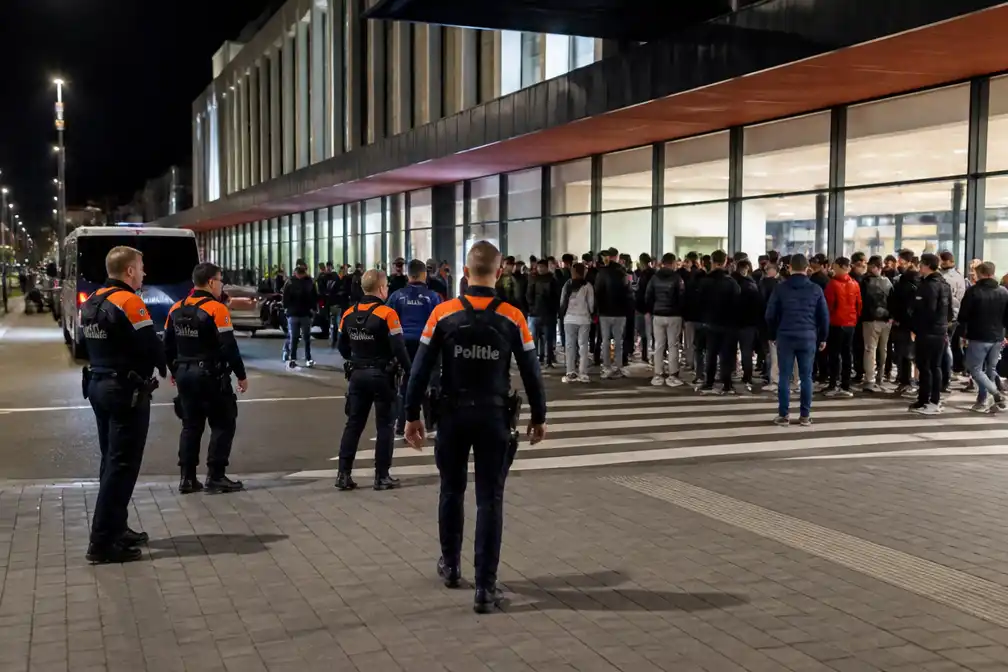 Politie Brugge grijpt twee keer in bij vechtpartij van tientallen jongeren aan station