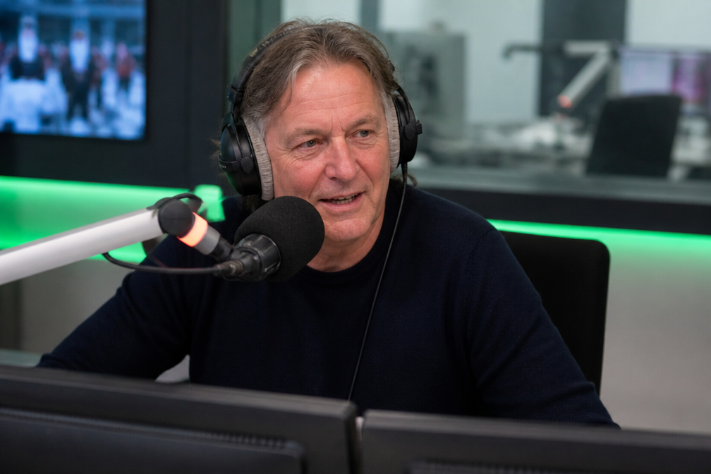 Radio 10-dj Gijs Staverman hoort live op radio van nieuw kleinkind