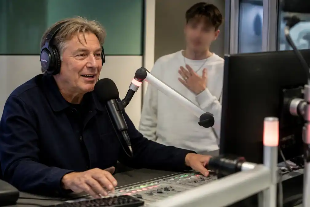 Radio 10-dj Gijs Staverman hoort live op radio van nieuw kleinkind