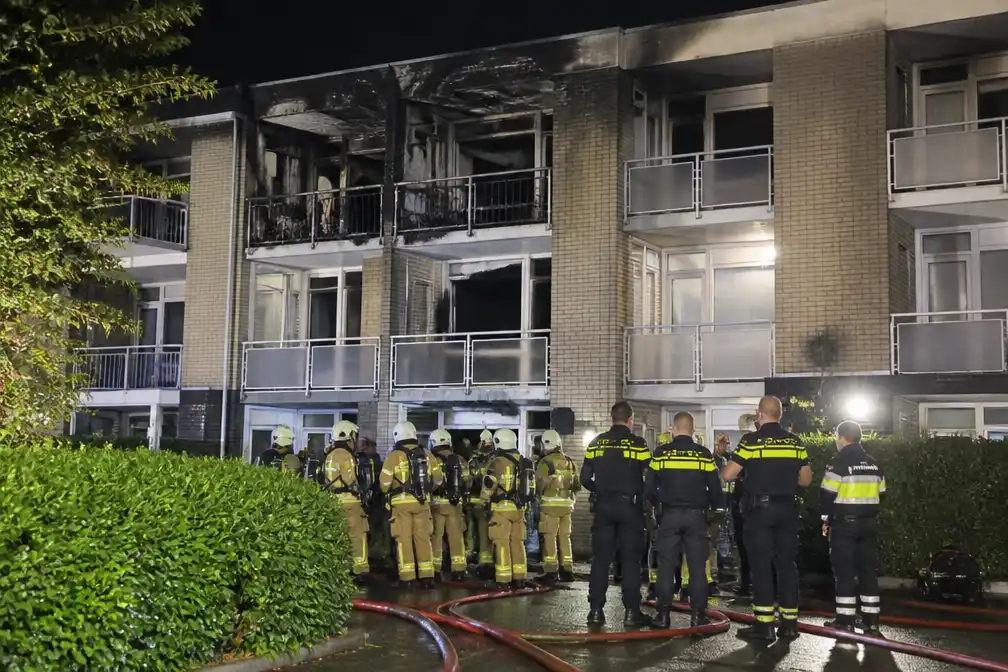 Bewoners geëvacueerd na grote brand in Apeldoornse flat