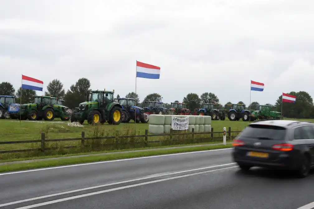 Boeren protesteren langs N18 bij Lichtenvoorde nu Máxima en alle burgemeesters naar Achterhoek komen