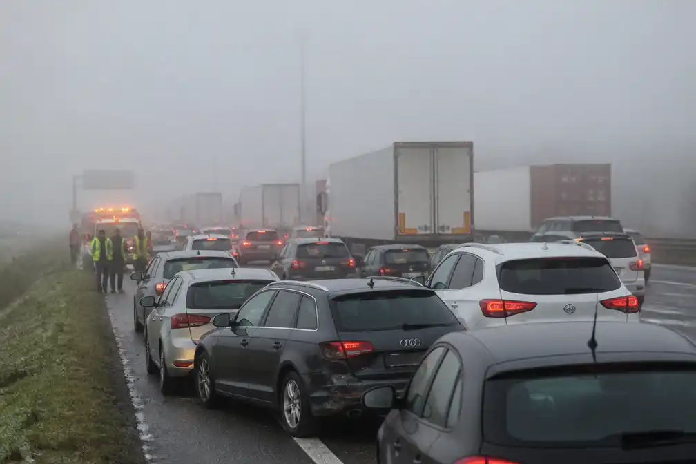 Botsing met meerdere voertuigen in mist op E403 bij Torhout zorgt voor tien kilometer file