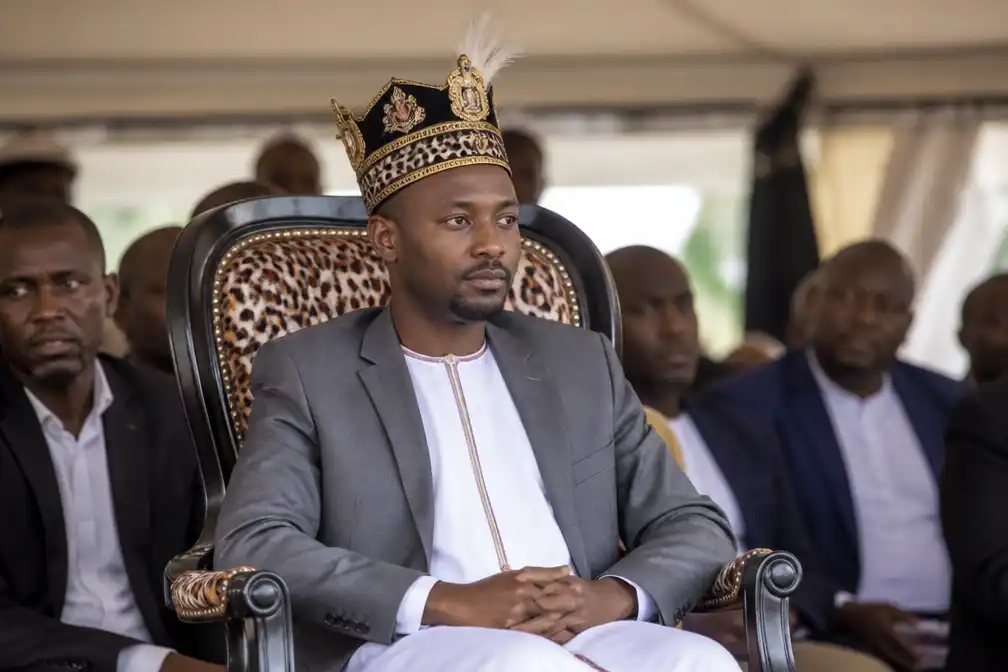 Edward Rukidi Nyabongo gekroond tot nieuwe koning van Toro in Oeganda