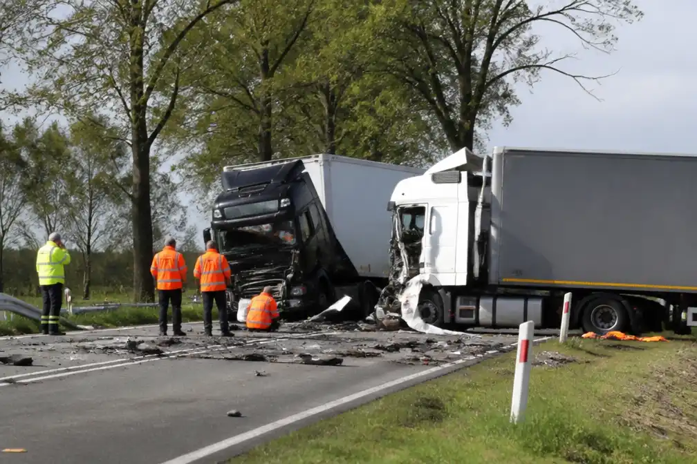 N48 bij Zuidwolde hele dag dicht na dodelijk ongeval met twee vrachtwagenchauffeurs