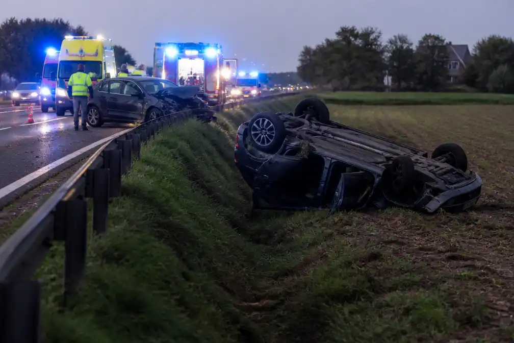 Twee bestuurders naar ziekenhuis na ongeval met twee wagens op E403 in Loppem