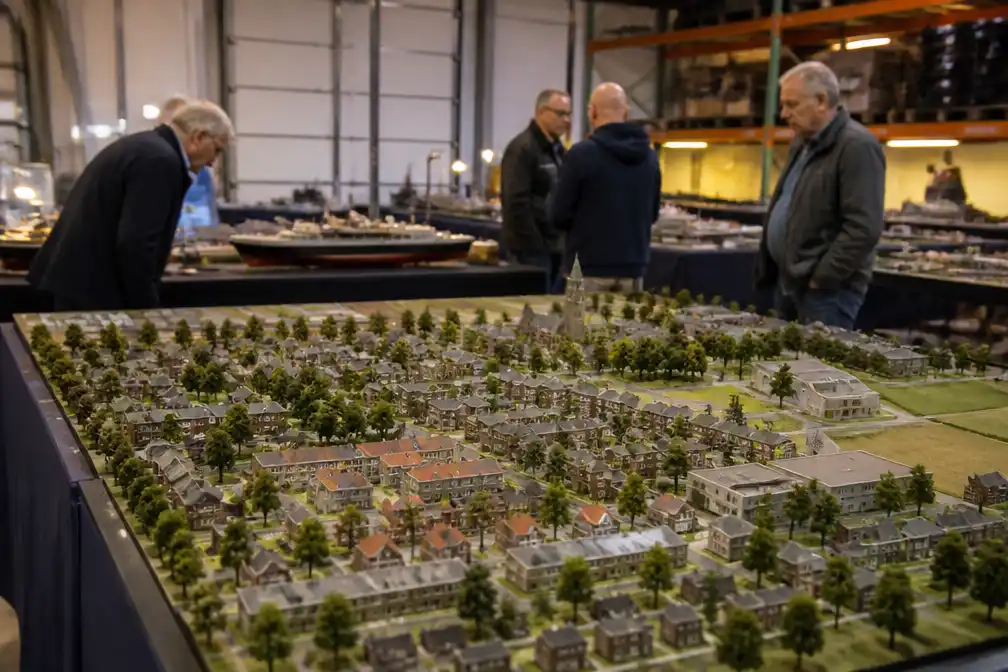 Tentoonstelling aan Peizerweg toont schaalmodel van Groningse wijk Helpman